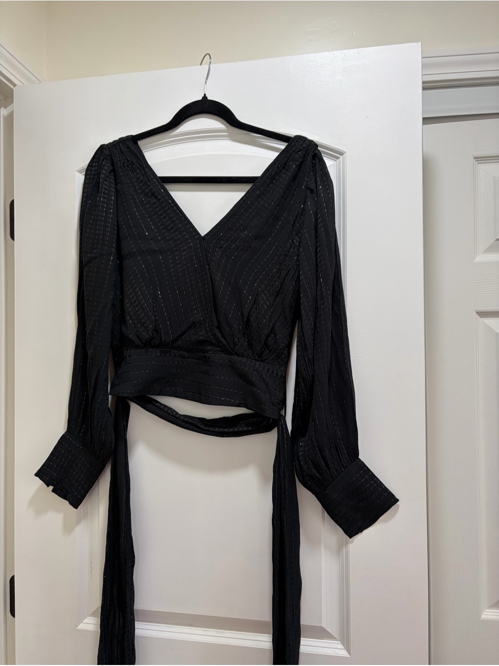 Banana Republic Metallic Shimmer Surplice Top Long Sleeve Tie Waist
Size 4